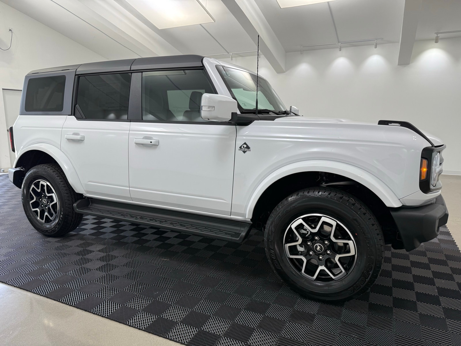 2025 Ford Bronco 4-Door Outer Banks's photo