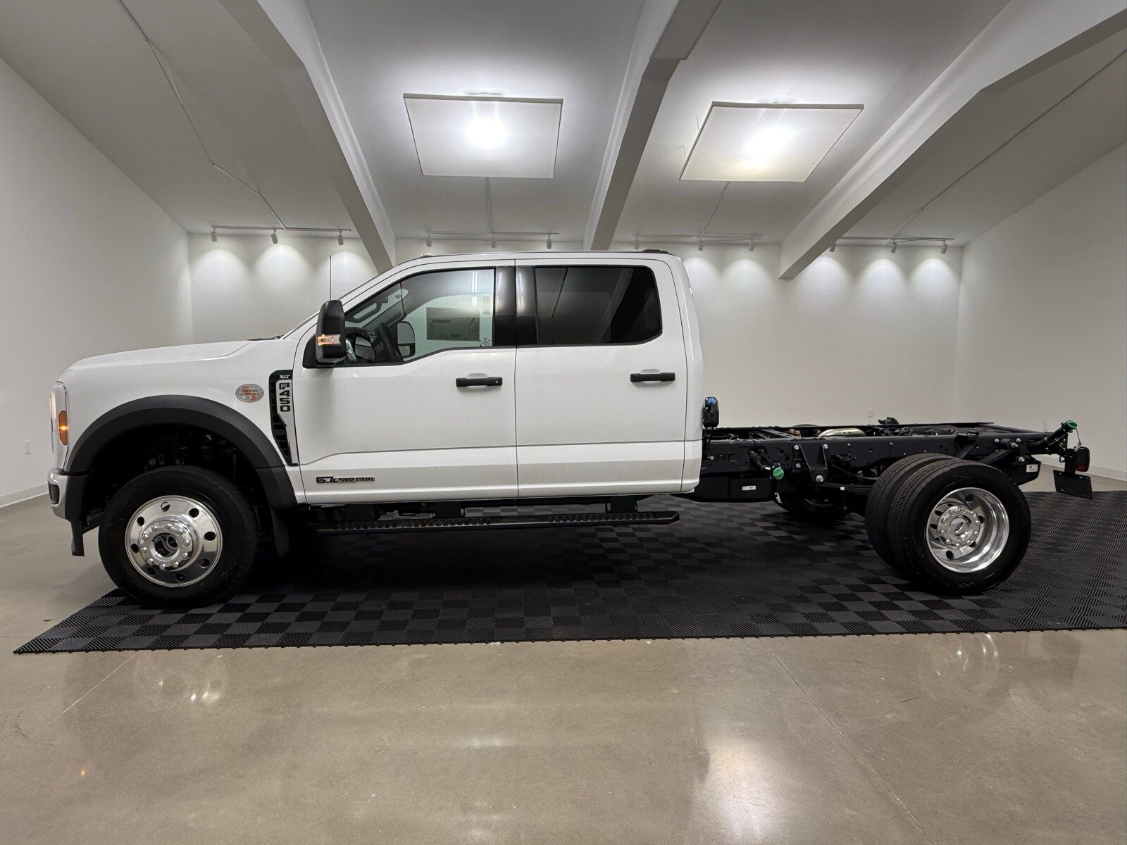 2025 Ford F-450 photo 3