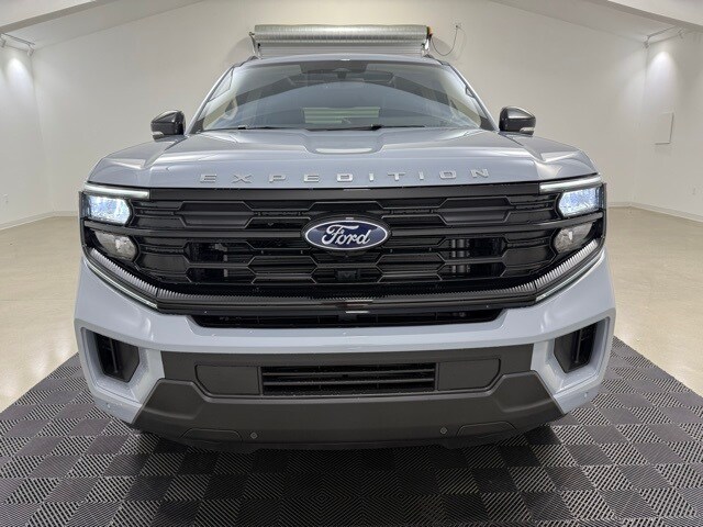 2025 Ford Expedition photo 2