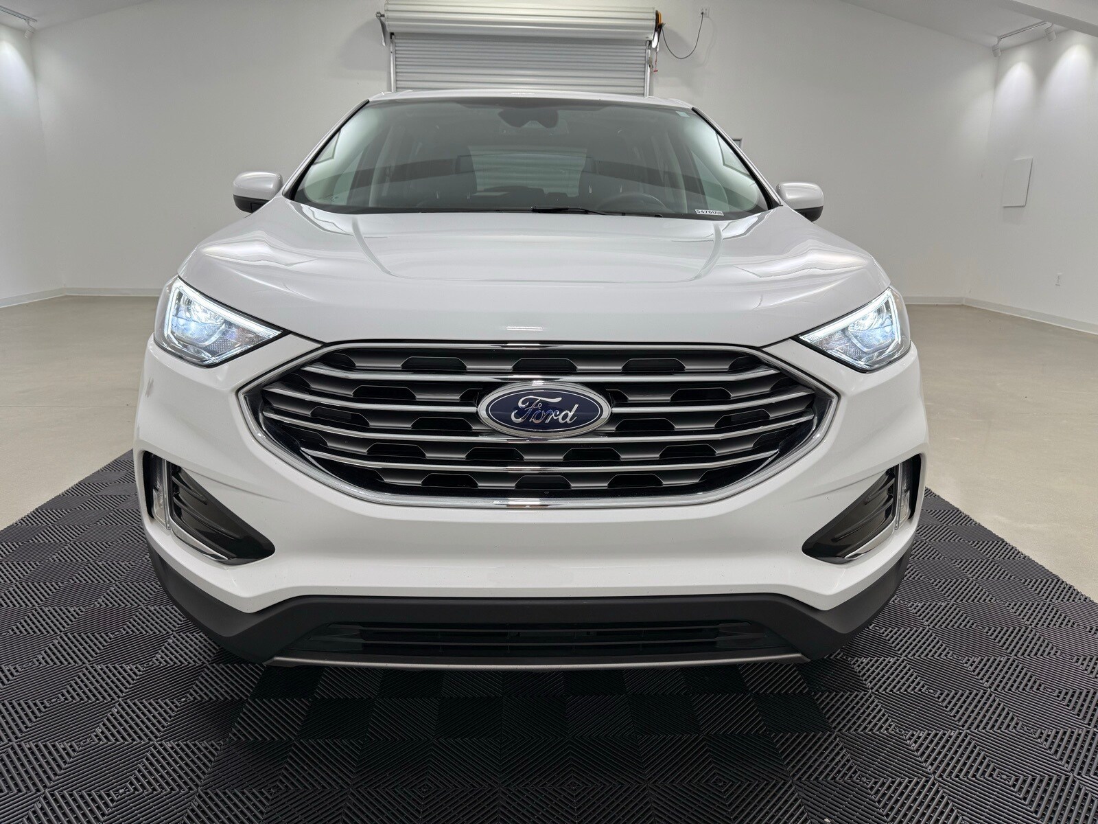 2022 Ford Edge SEL photo 2