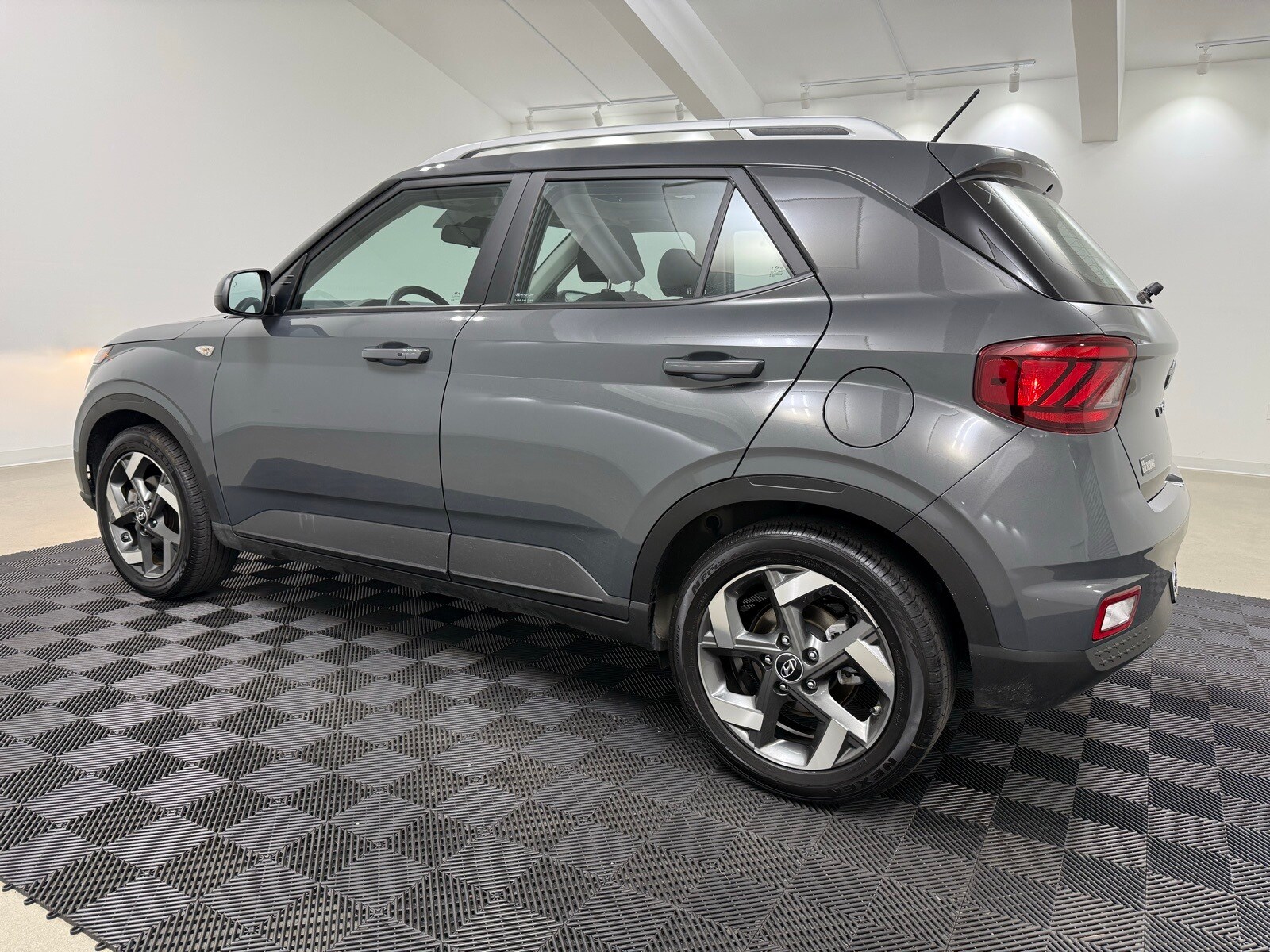 2024 Hyundai Venue SEL photo 3