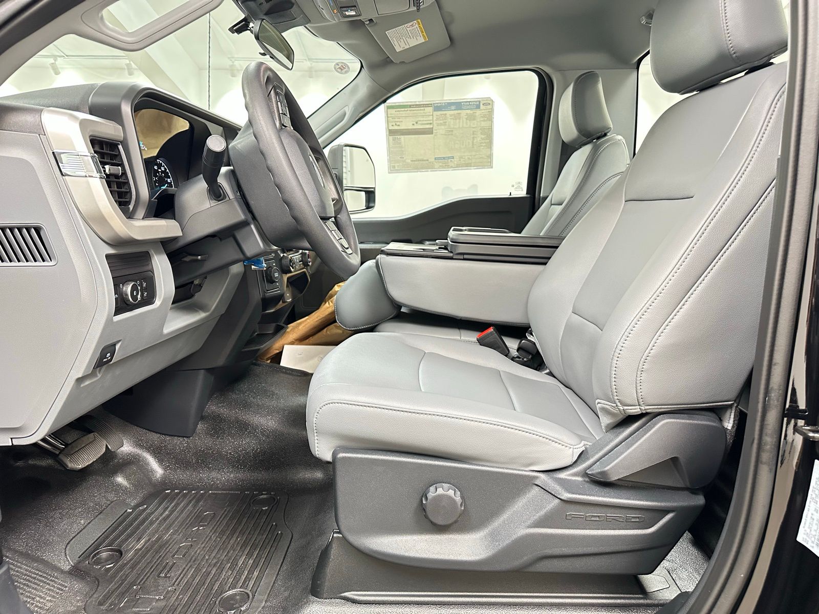 2025 Ford F-350 Super Duty Chassis Cab XL - Photo 10