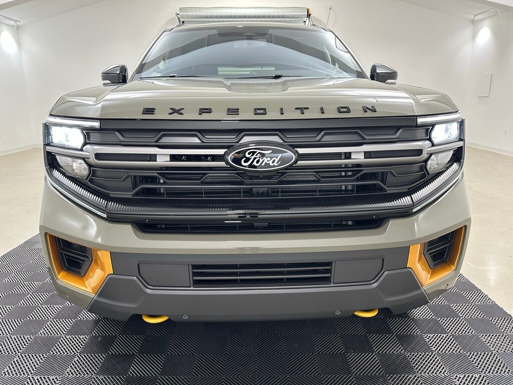 2025 Ford Expedition photo 2
