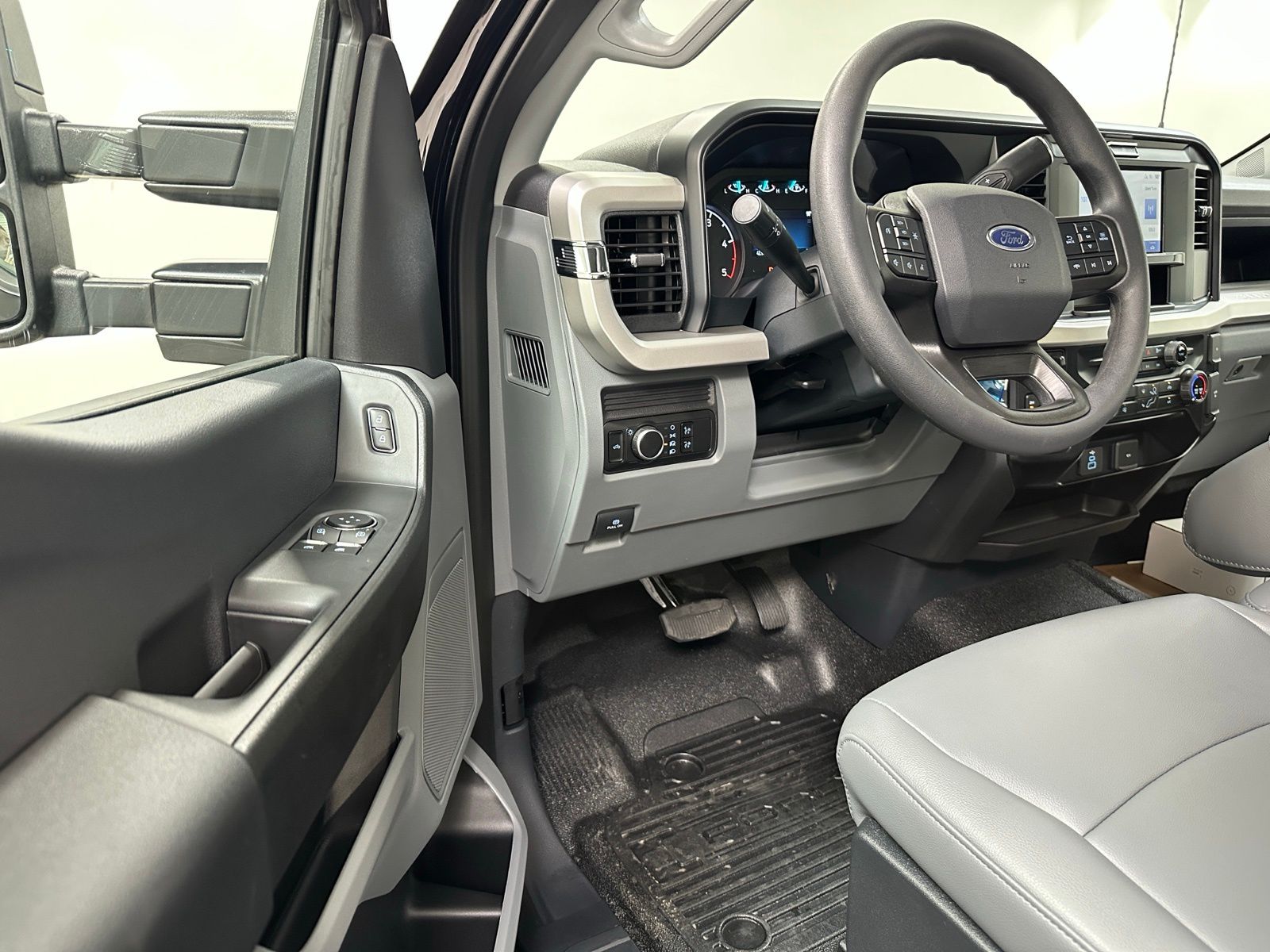 2025 Ford F-350 Super Duty Chassis Cab XL - Photo 16