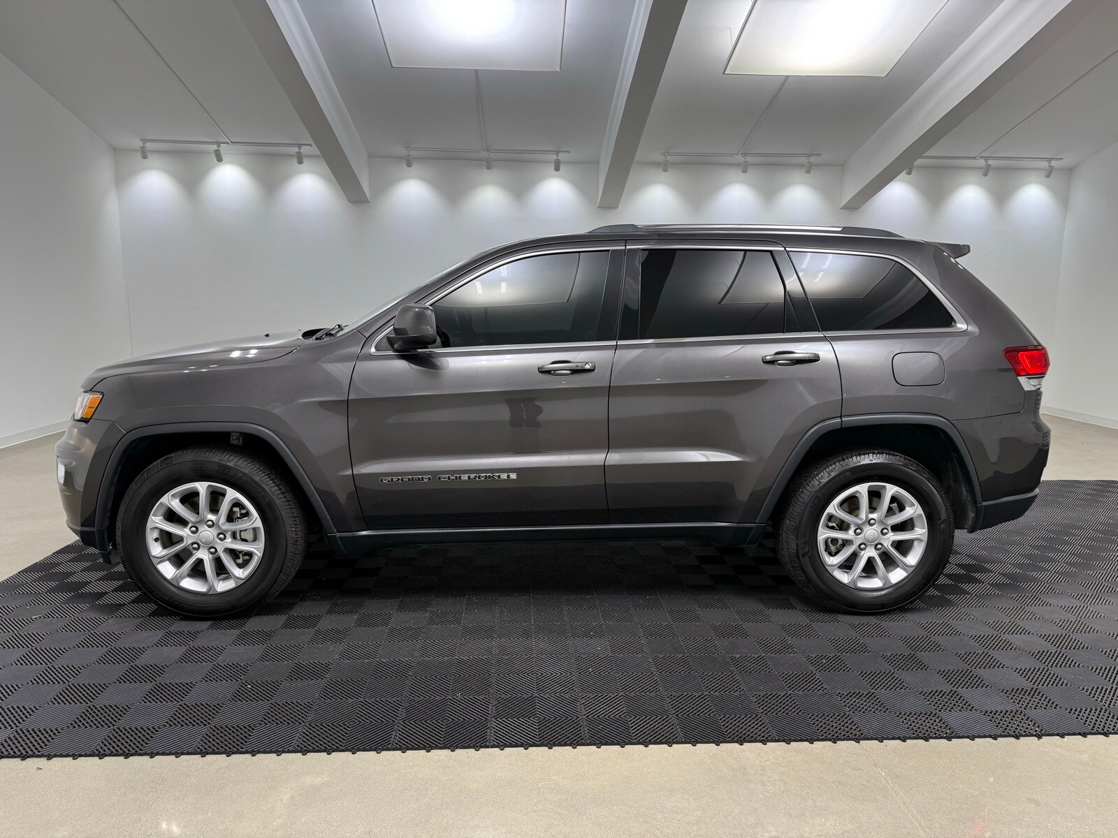 2021 Jeep Grand Cherokee Laredo X photo 3