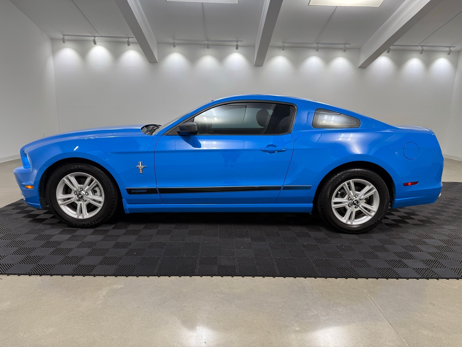 2013 Ford Mustang V6 photo 2