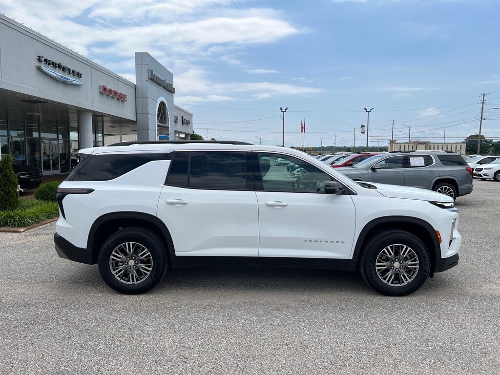 Used 2025 Chevrolet Traverse LT SUV