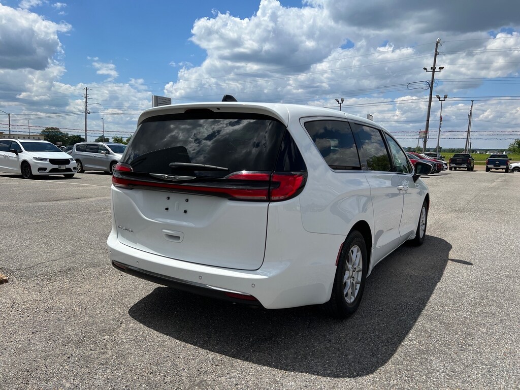 Used 2023 Chrysler Pacifica Touring L