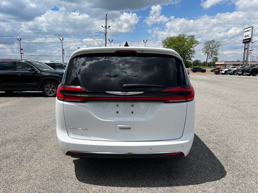 Used 2023 Chrysler Pacifica Touring L