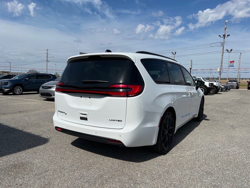 Used 2025 Chrysler Pacifica Limited