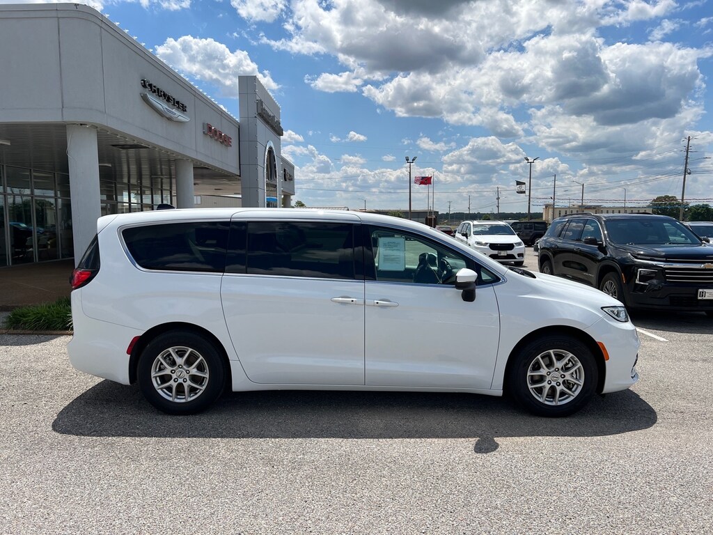 Used 2023 Chrysler Pacifica Touring L