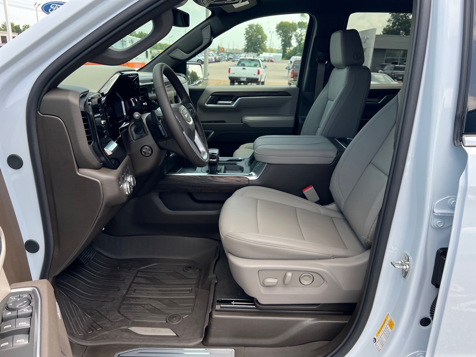 2026 GMC Sierra 1500 SLT - Photo 10