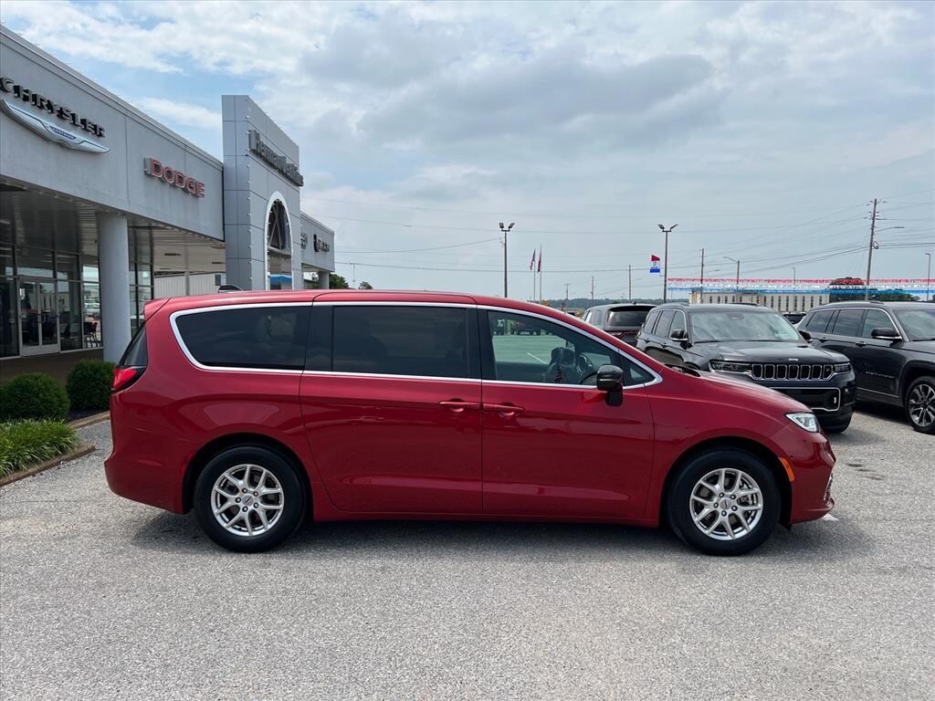 Used 2025 Chrysler Pacifica Select Passenger Van