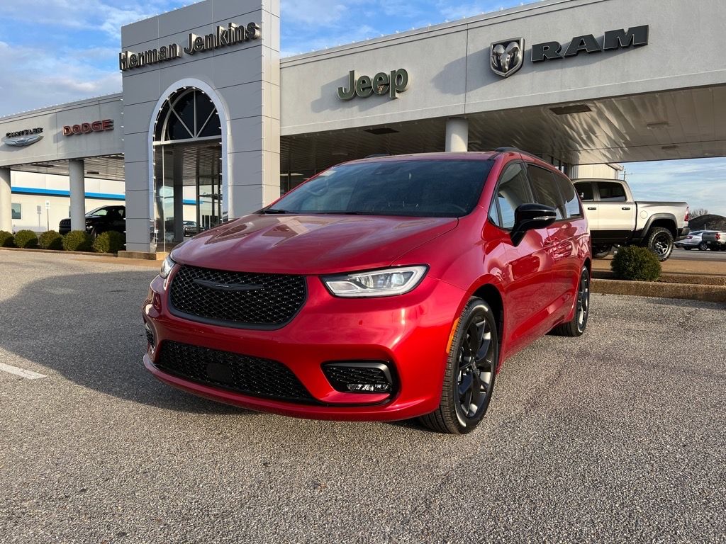 2026 Chrysler Pacifica Limited's photo