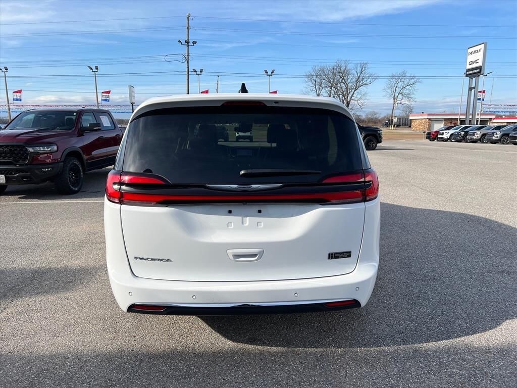 Used 2024 Chrysler Pacifica Touring L Passenger Van