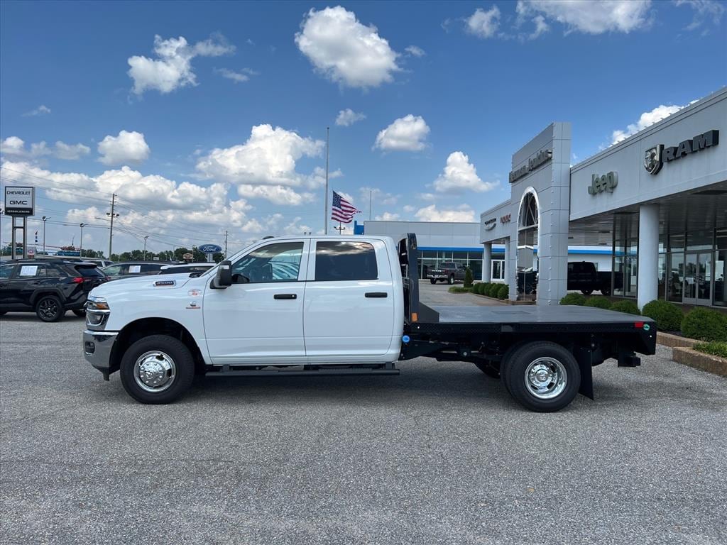 New 2026 Ram 3500 TRADESMAN CREW CAB CHASSIS 4X4 60' CA Pickup