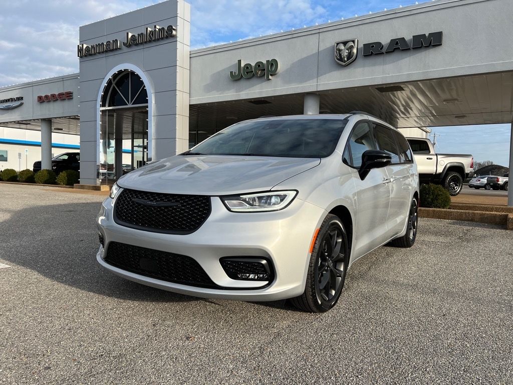 2026 Chrysler Pacifica Limited's photo