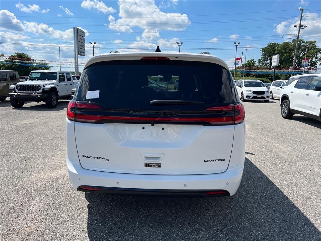 New 2027 Chrysler Pacifica Limited FWD Passenger Van