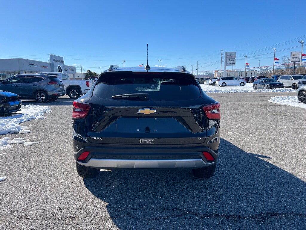 Used 2025 Chevrolet Trax LT SUV