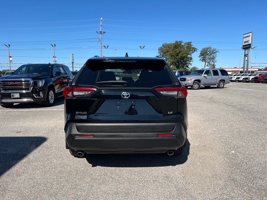 2019 Toyota RAV4 LE photo 3