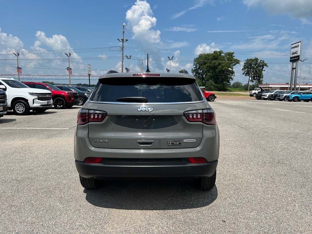 2024 Jeep Compass Latitude photo 2