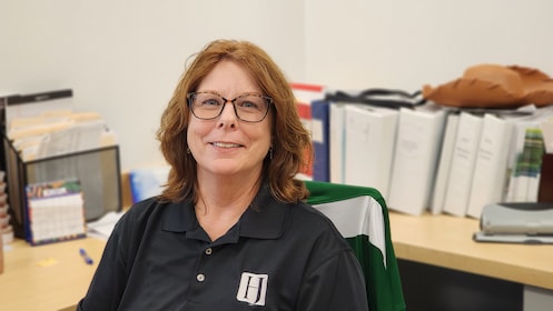 Staff member Linda Morris from ID_1c92f6