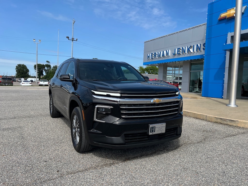 Used 2025 Chevrolet Traverse LT SUV