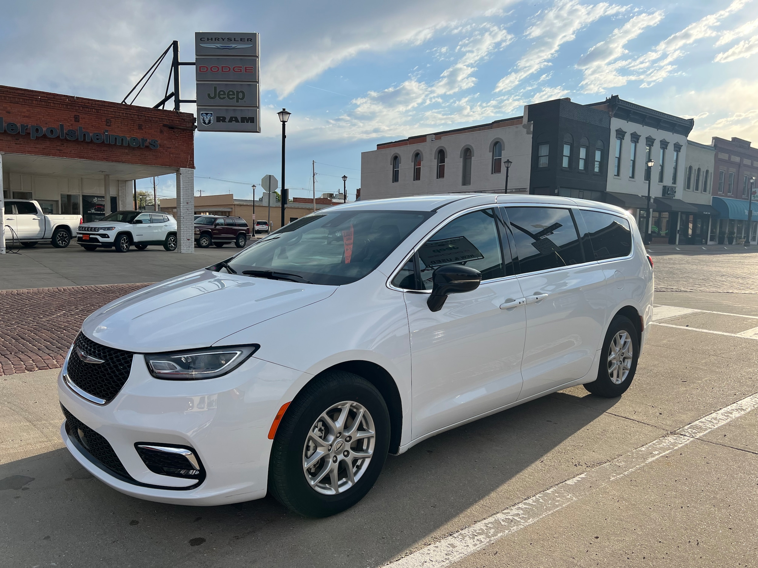2025 Chrysler Pacifica Select's photo