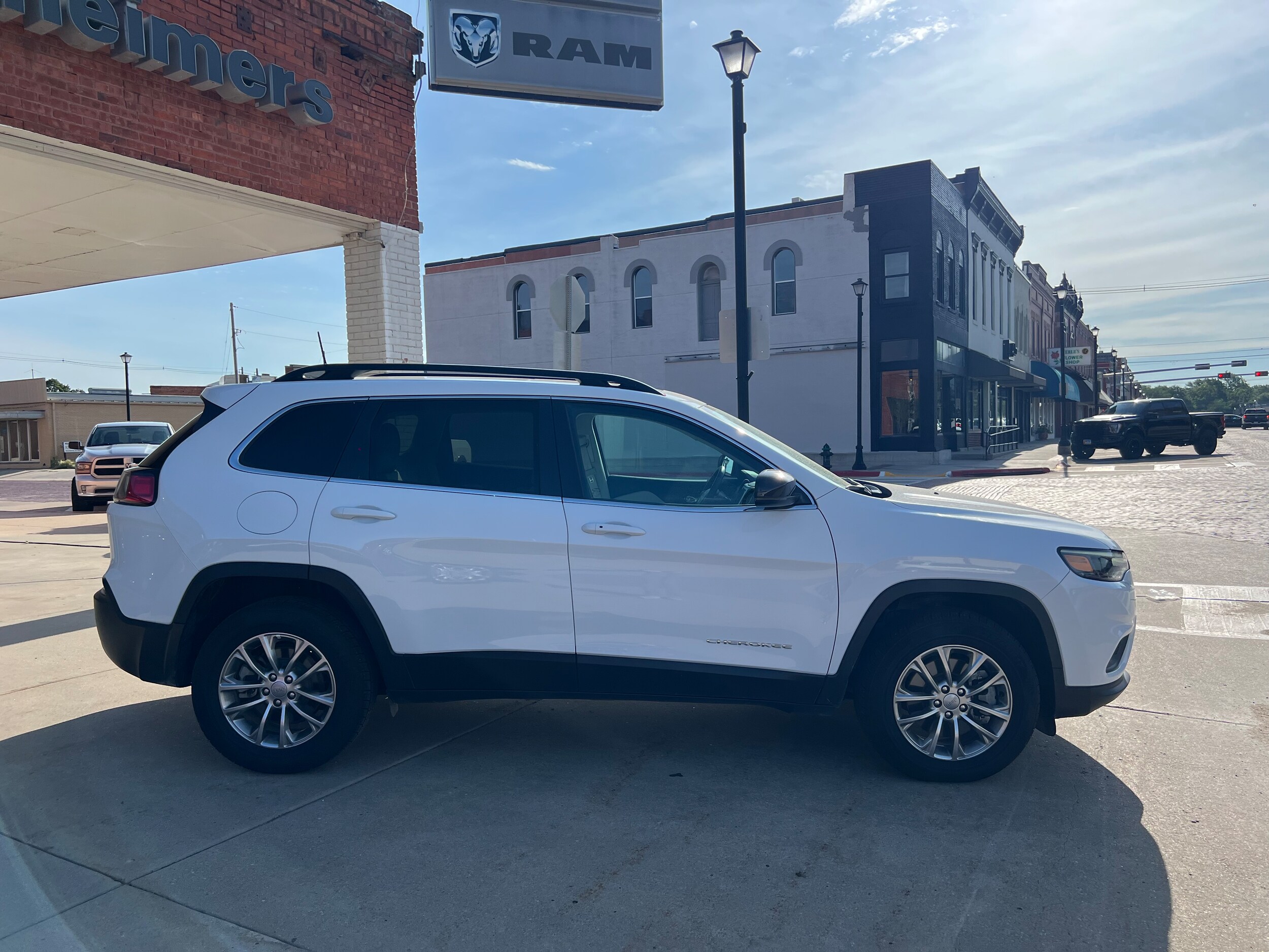 2022 Jeep Cherokee Latitude Lux photo 2