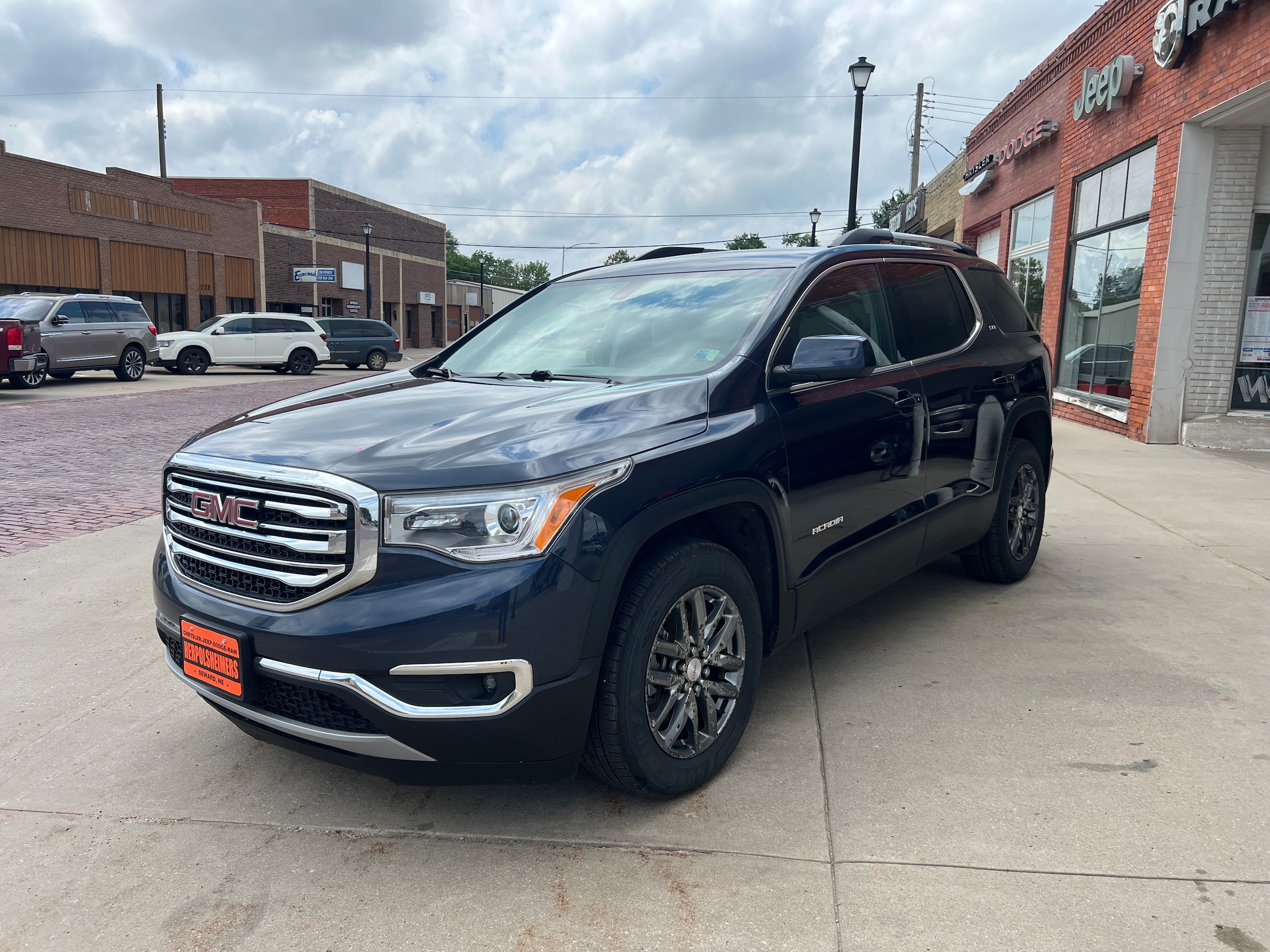 Used 2019 GMC Acadia SLT-1 with VIN 1GKKNULS5KZ138134 for sale in Seward, NE