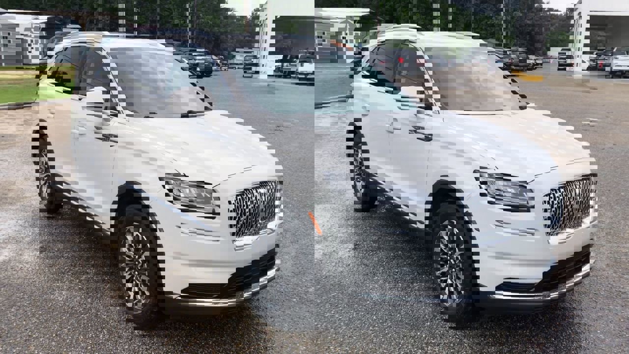 2022 Lincoln Nautilus Standard photo 2