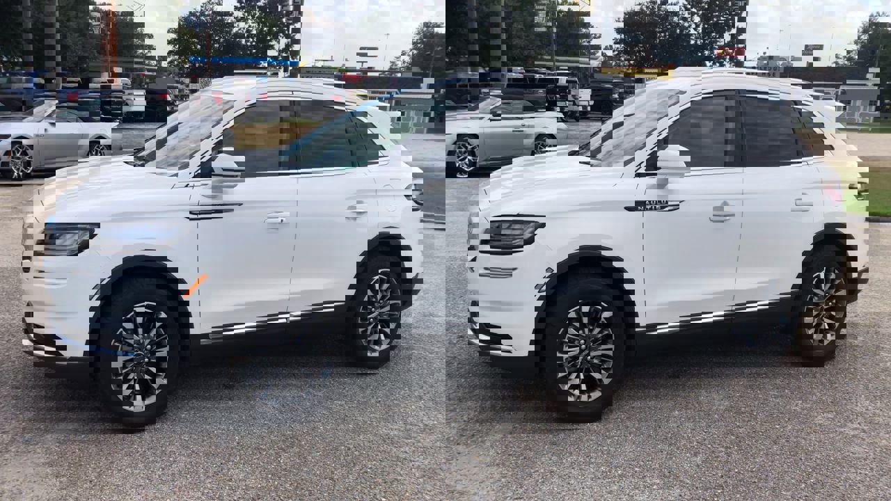 2023 Lincoln Nautilus Standard photo 2