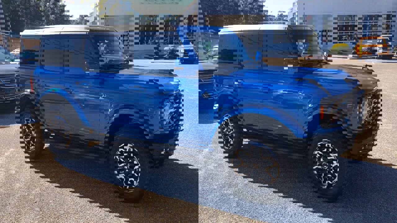 2024 Ford Bronco Outer Banks photo 2