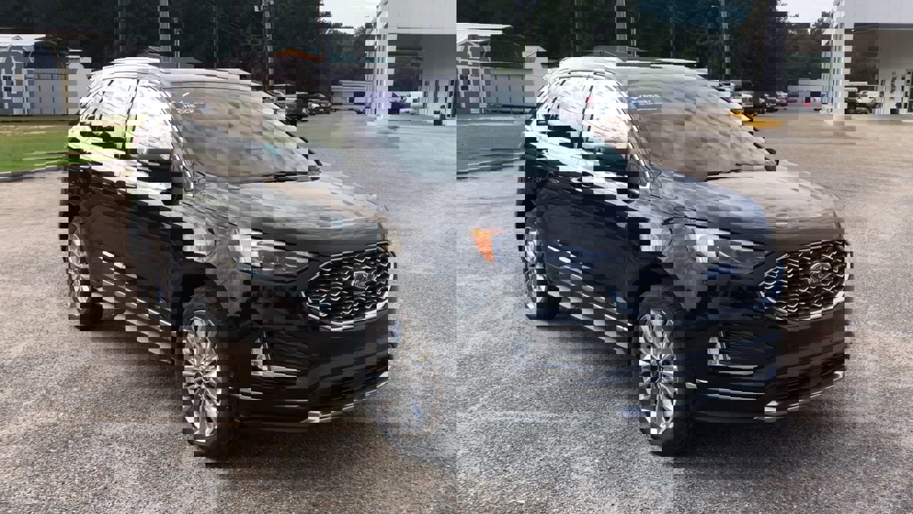 2024 Ford Edge Titanium photo 2