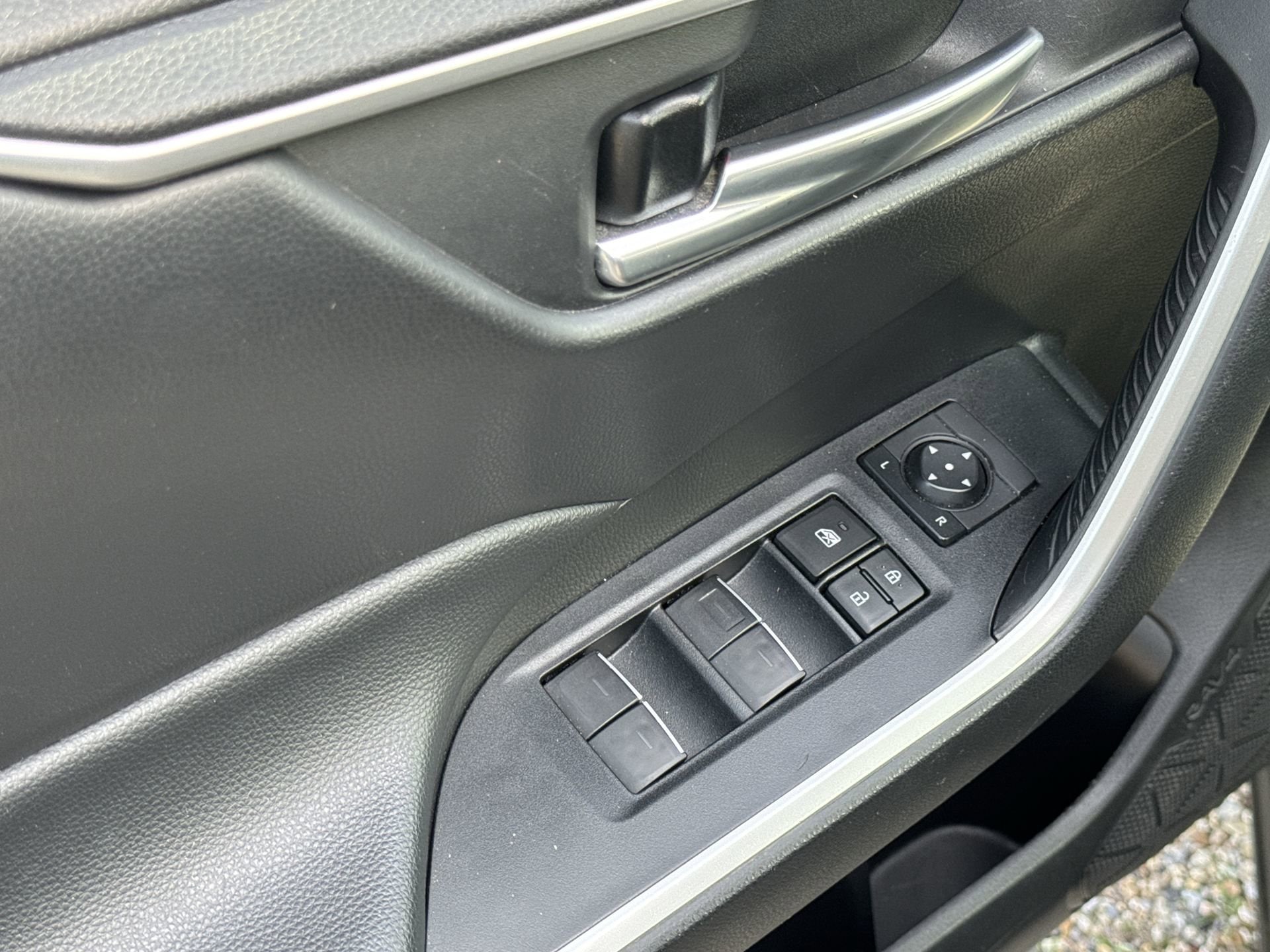 2023 Toyota RAV4 XLE - Photo 9