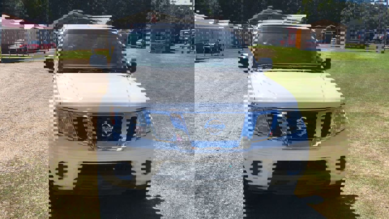 2016 Nissan Frontier SV photo 2