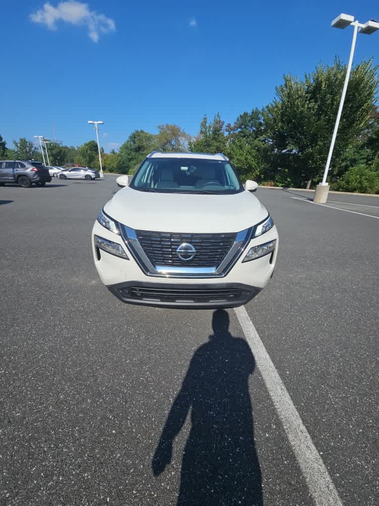 2021 Nissan Rogue SV photo 2