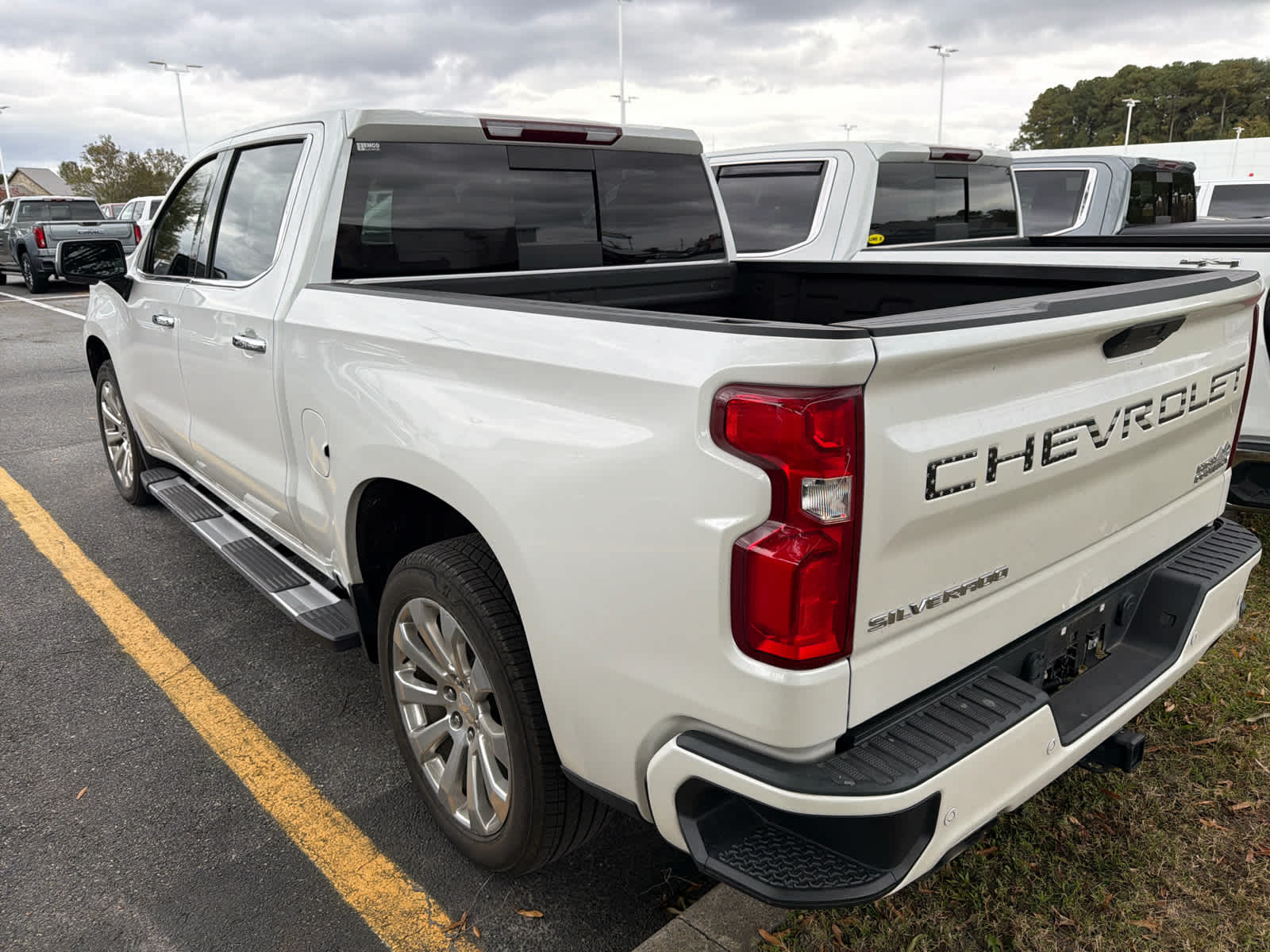 2022 Chevrolet Silverado 1500 High Country photo 2