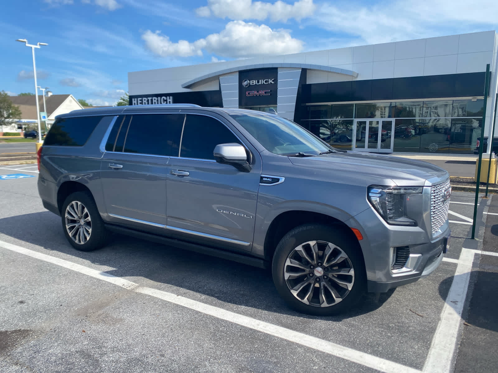 2021 Gmc Yukon XL Denali photo 2
