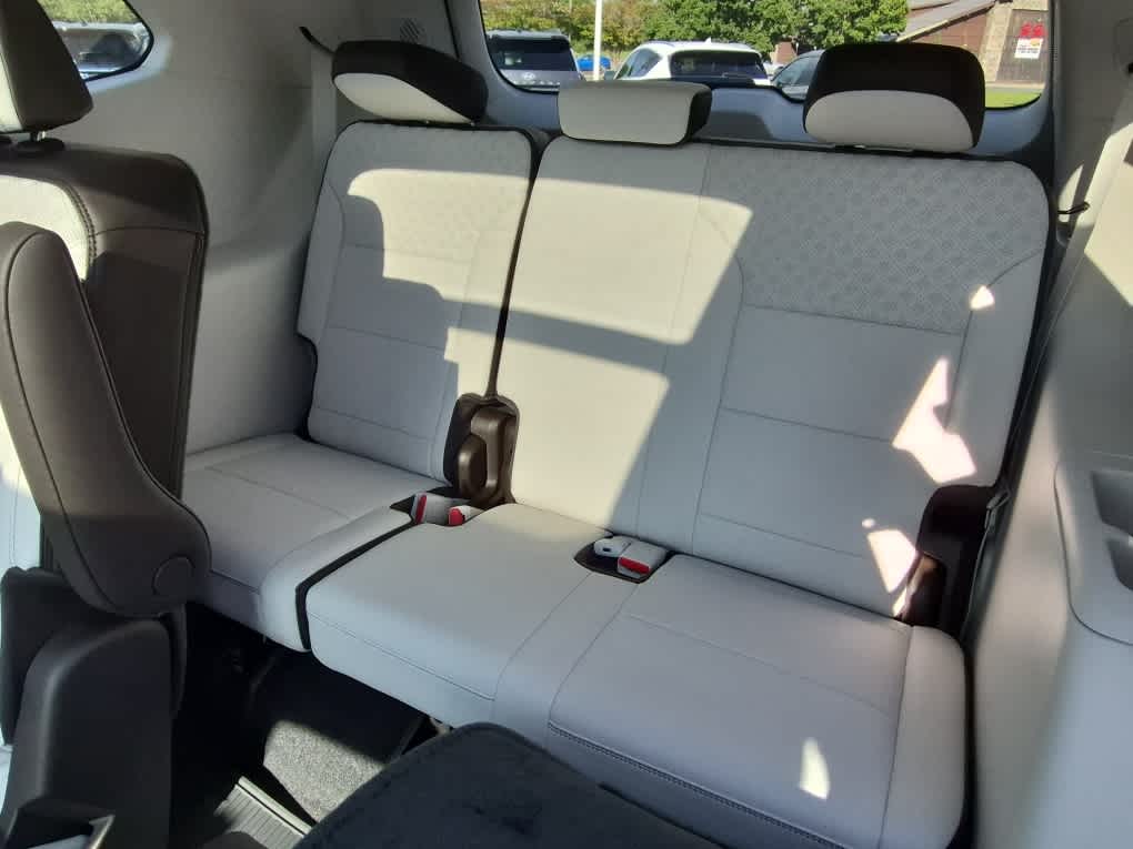 2027 GMC Acadia Denali - Photo 7
