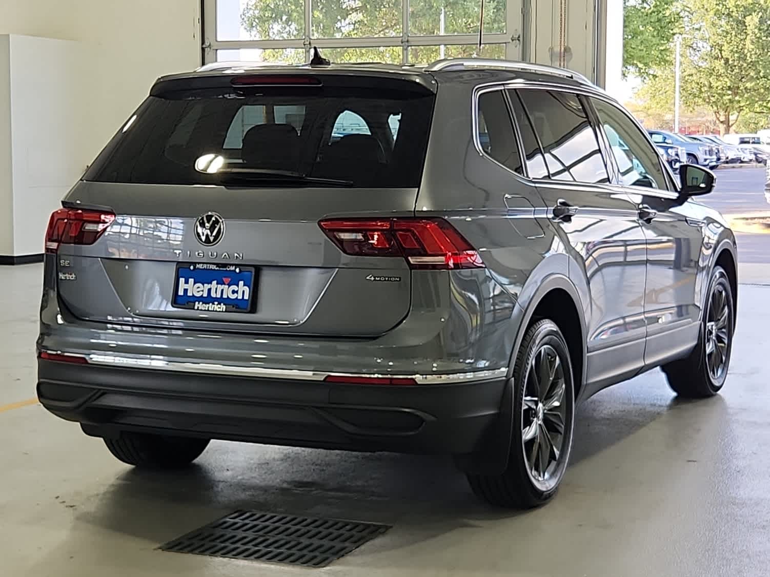 2022 Volkswagen Tiguan SE photo 2