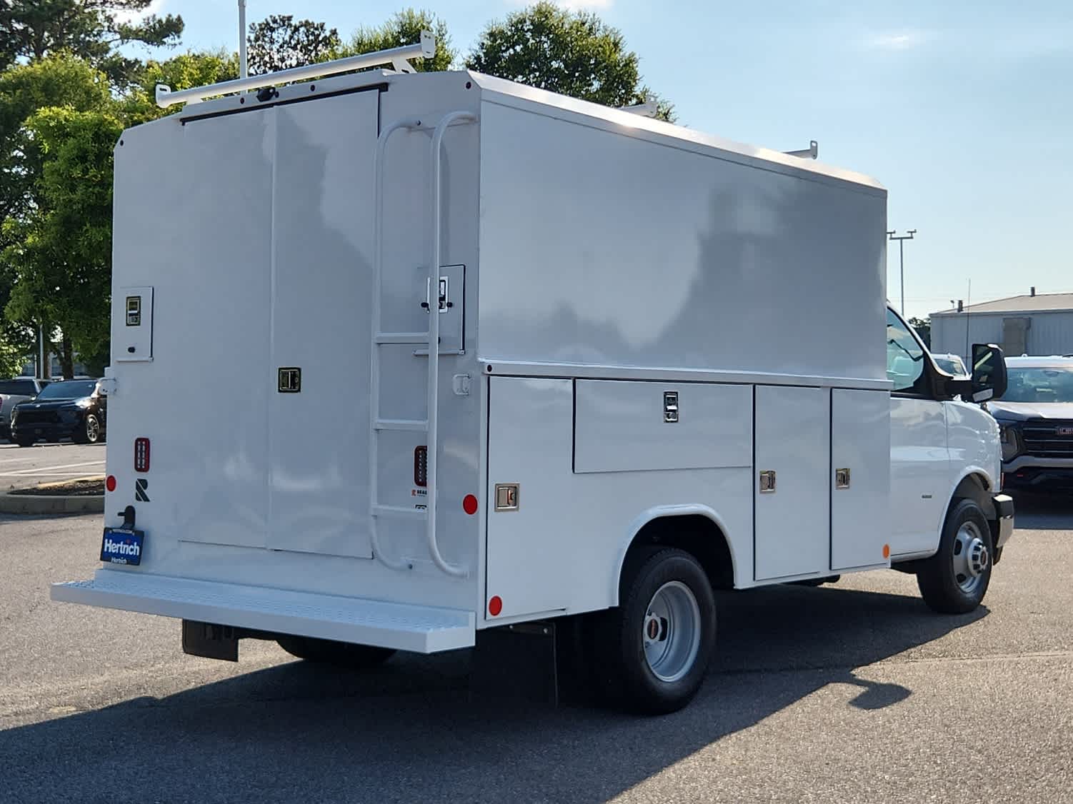 2025 Gmc Savana 3500 Cutaway photo 3