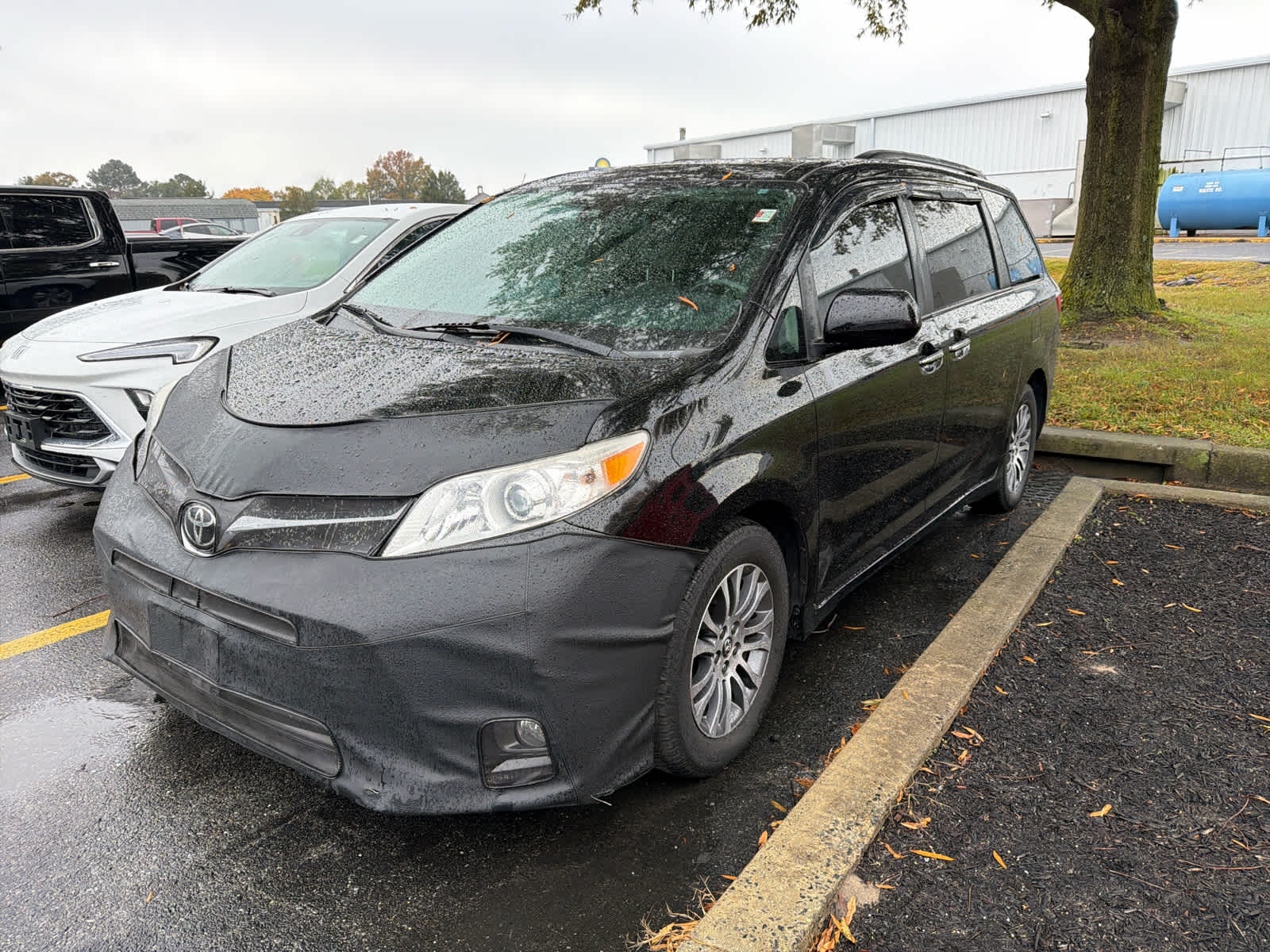 2018 Toyota Sienna XLE photo 2
