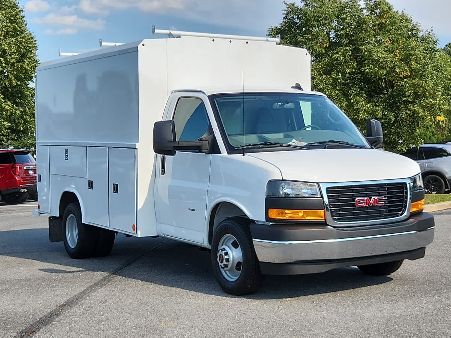 2025 Gmc Savana 3500 Cutaway photo 2