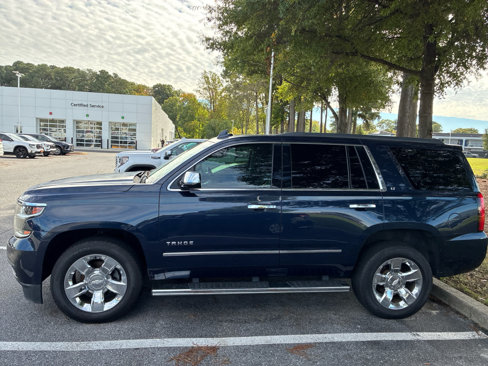 2017 Chevrolet Tahoe LT photo 2