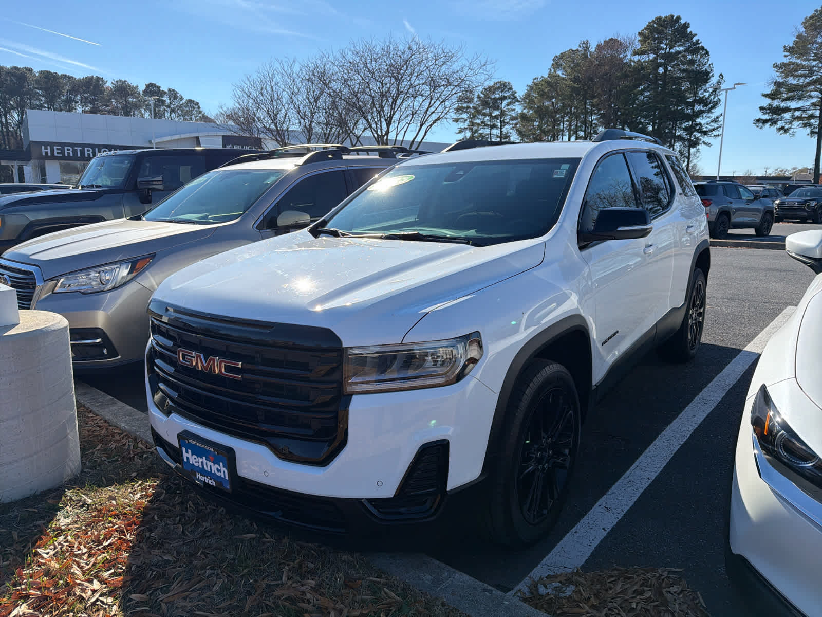 2023 GMC Acadia SLE's photo