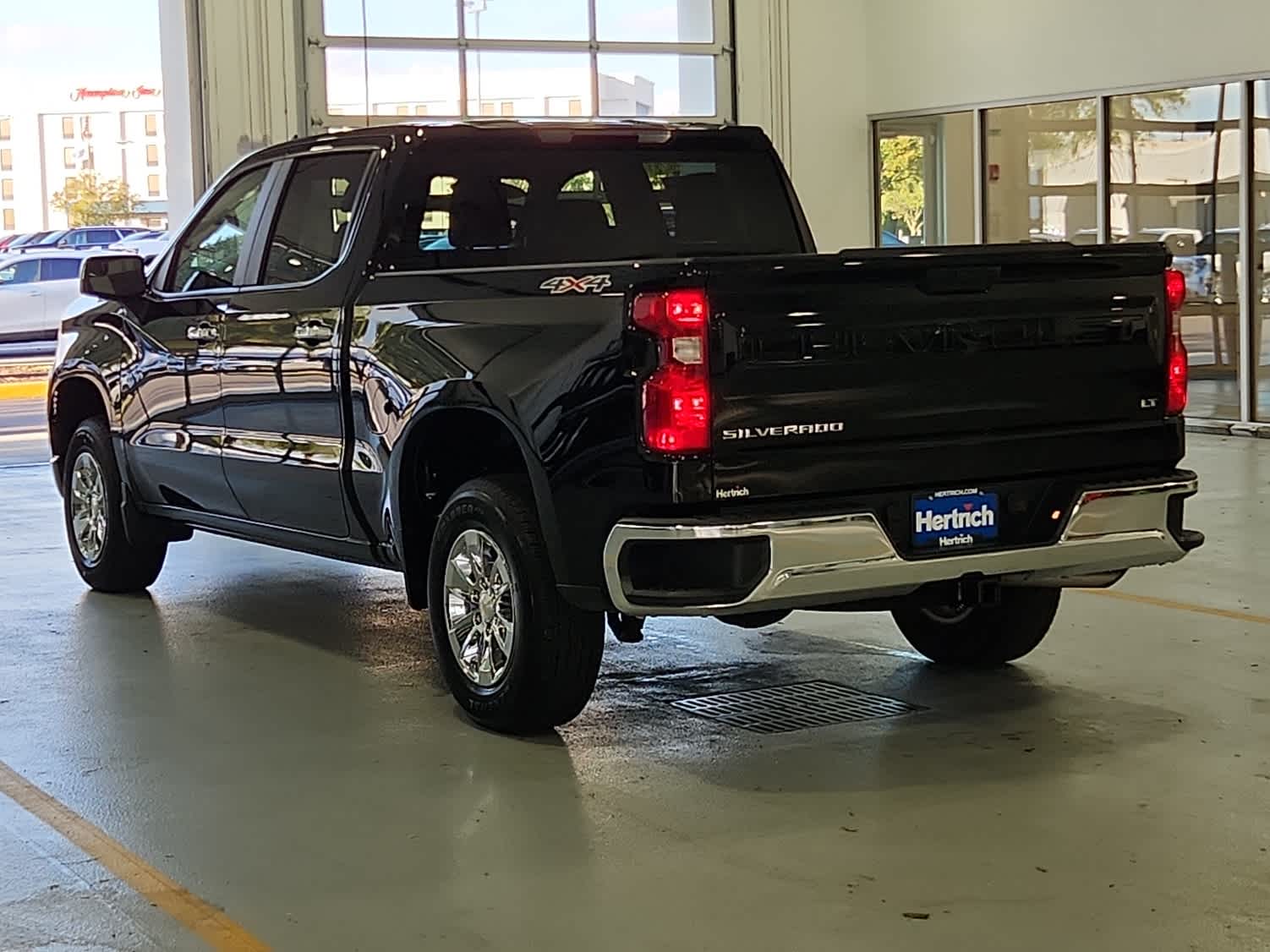 2025 Chevrolet Silverado 1500 LT photo 4