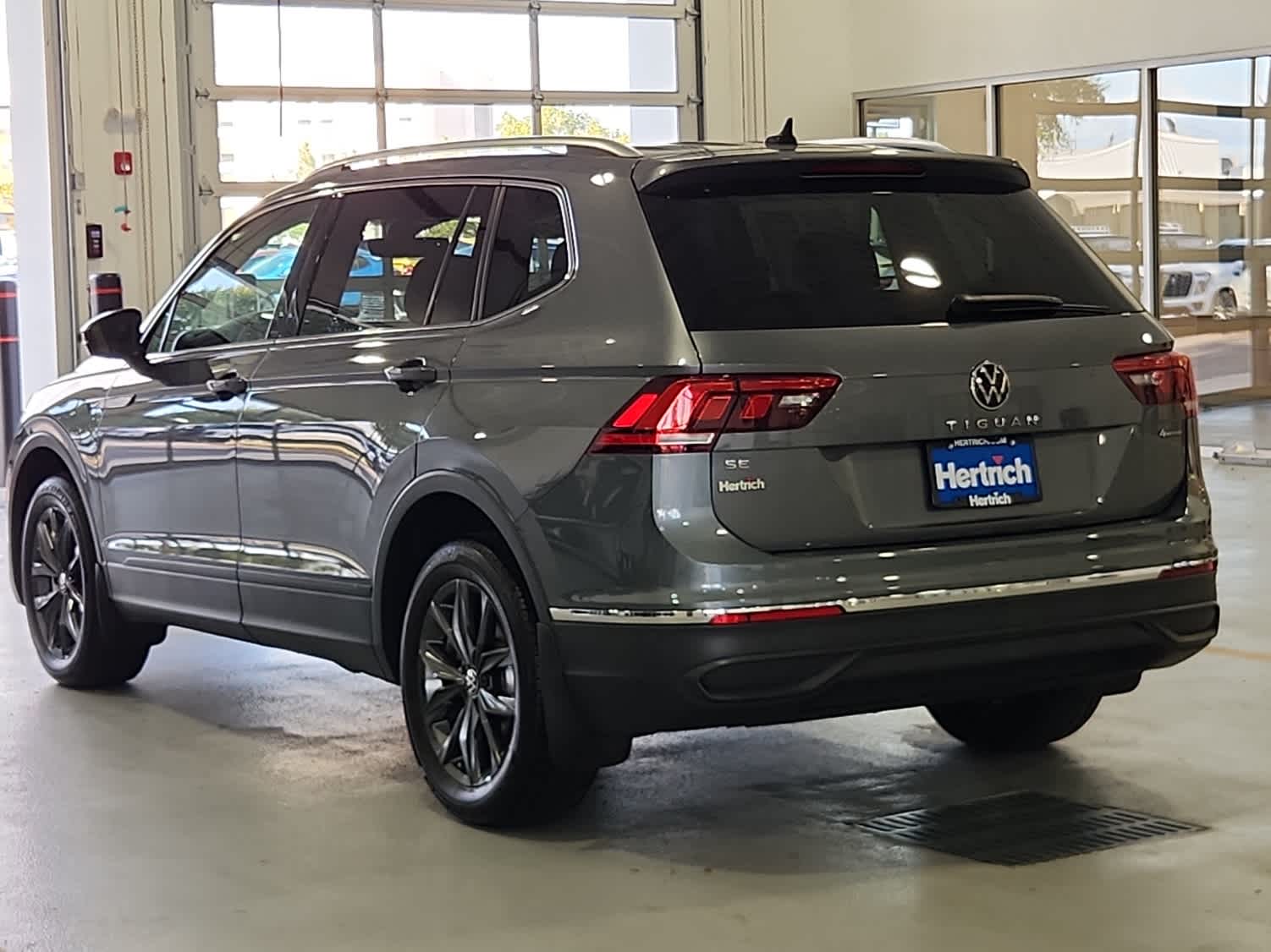 2022 Volkswagen Tiguan SE photo 3