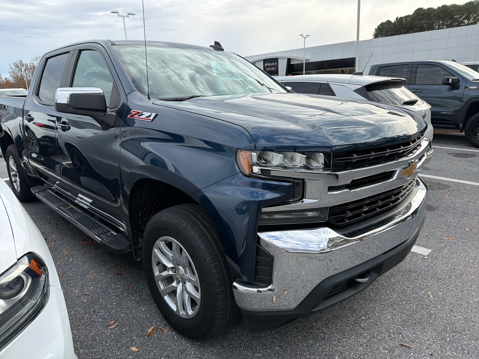 2020 Chevrolet Silverado 1500 LT photo 2