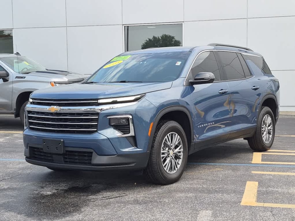 Used 2025 Chevrolet Traverse FWD LT SUV